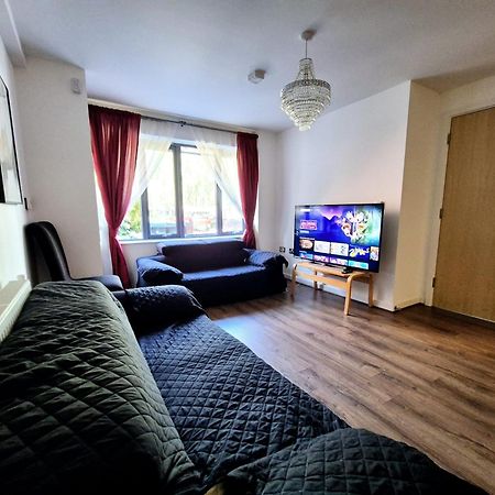 Explore London: 2 Bedroom House In Wood Green Екстериор снимка
