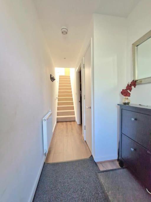 Explore London: 2 Bedroom House In Wood Green Екстериор снимка