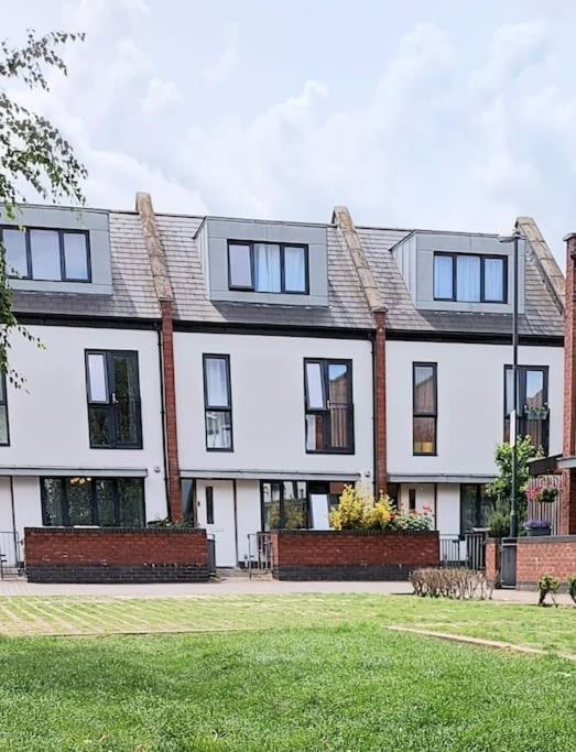 Explore London: 2 Bedroom House In Wood Green Екстериор снимка