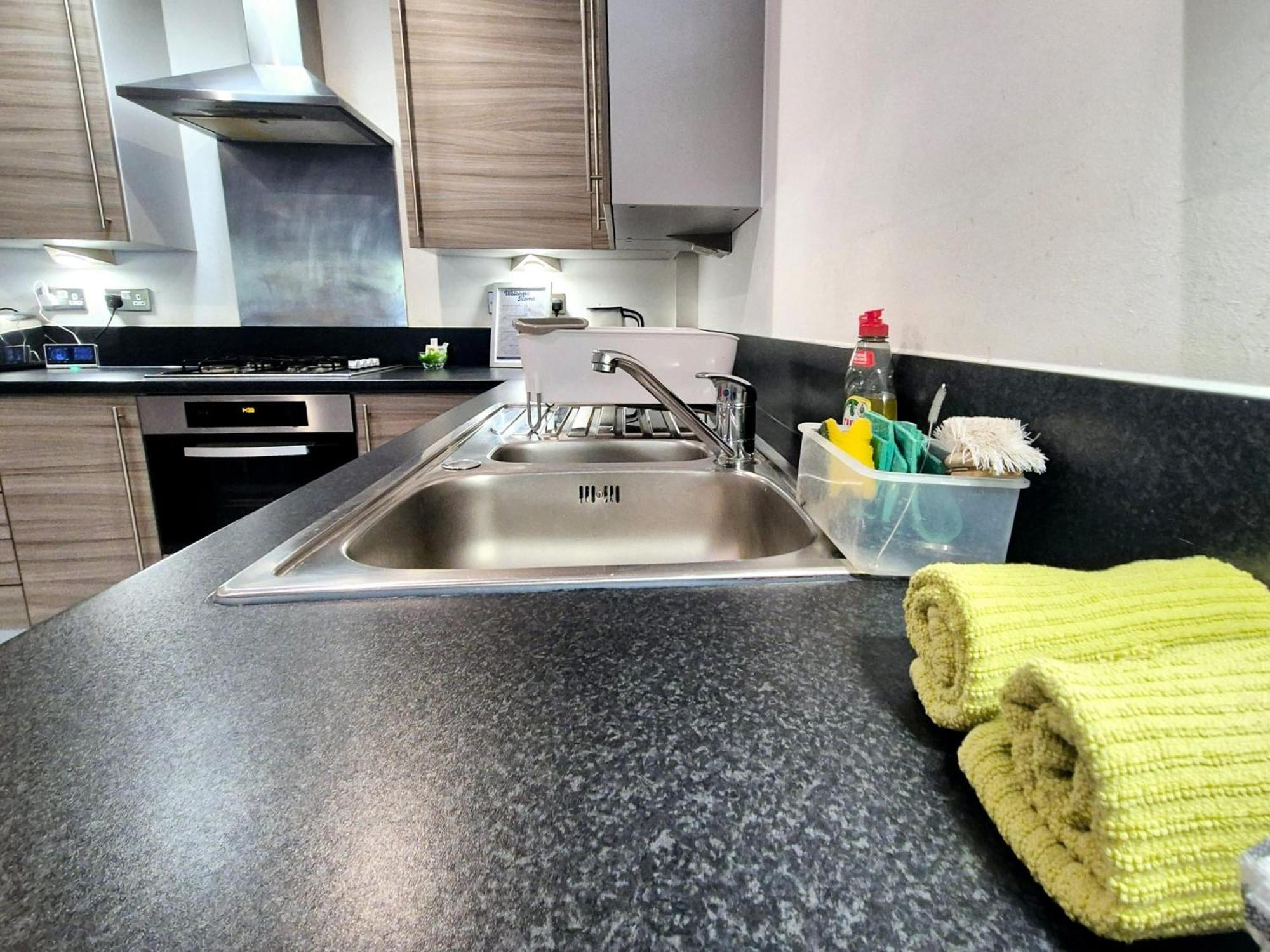 Explore London: 2 Bedroom House In Wood Green Екстериор снимка