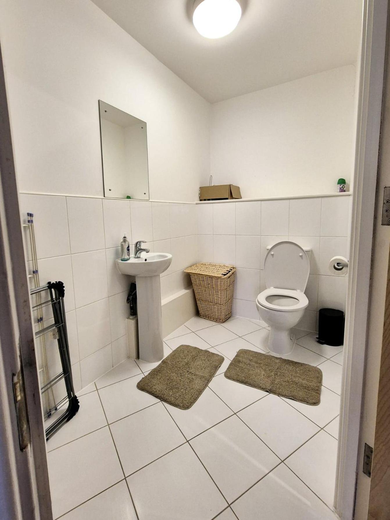 Explore London: 2 Bedroom House In Wood Green Екстериор снимка