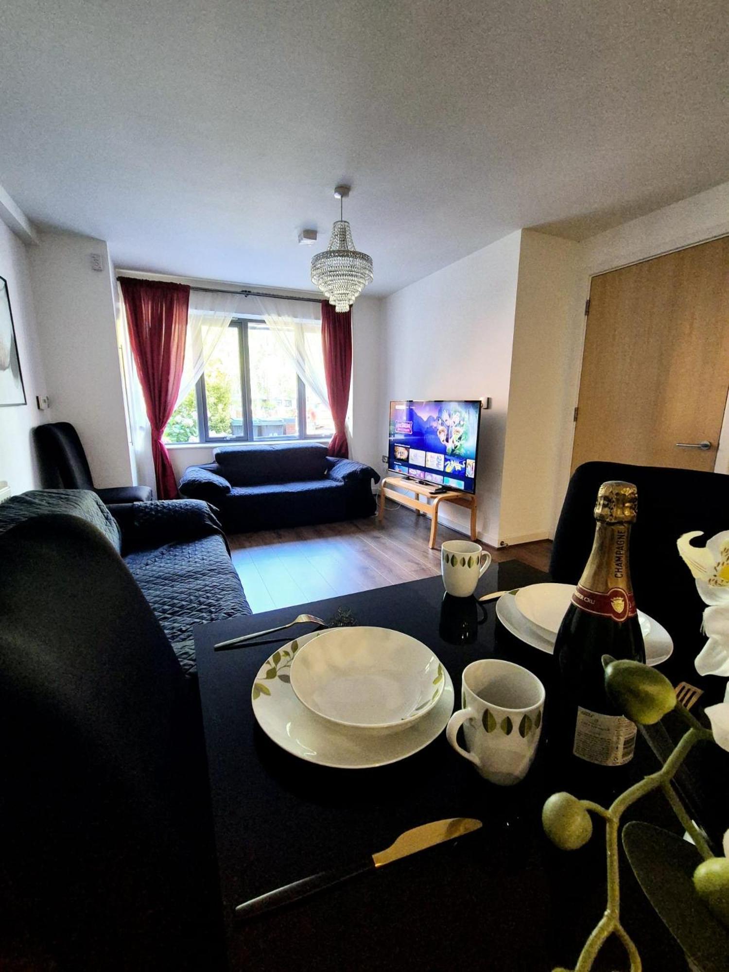 Explore London: 2 Bedroom House In Wood Green Екстериор снимка