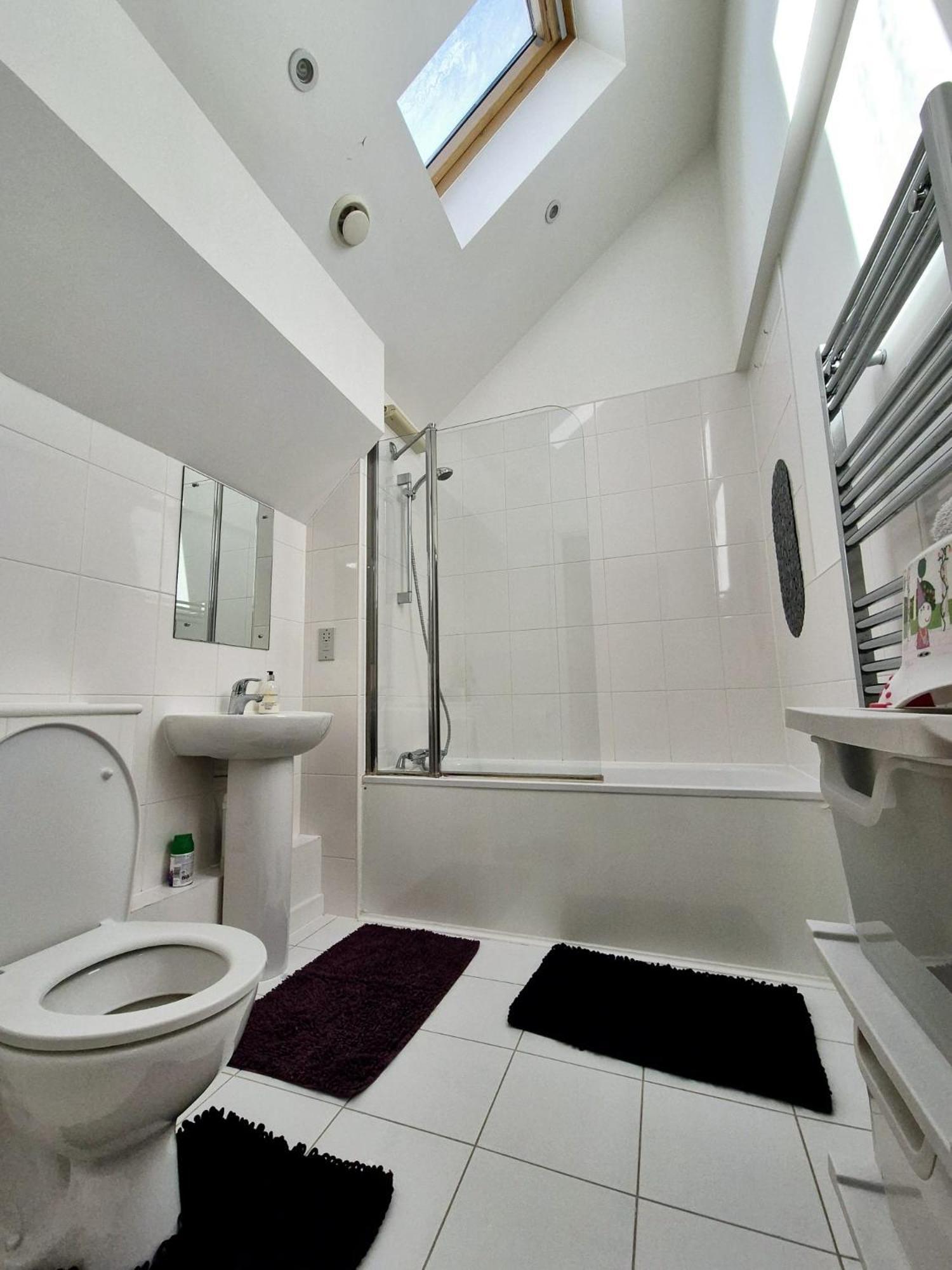 Explore London: 2 Bedroom House In Wood Green Екстериор снимка