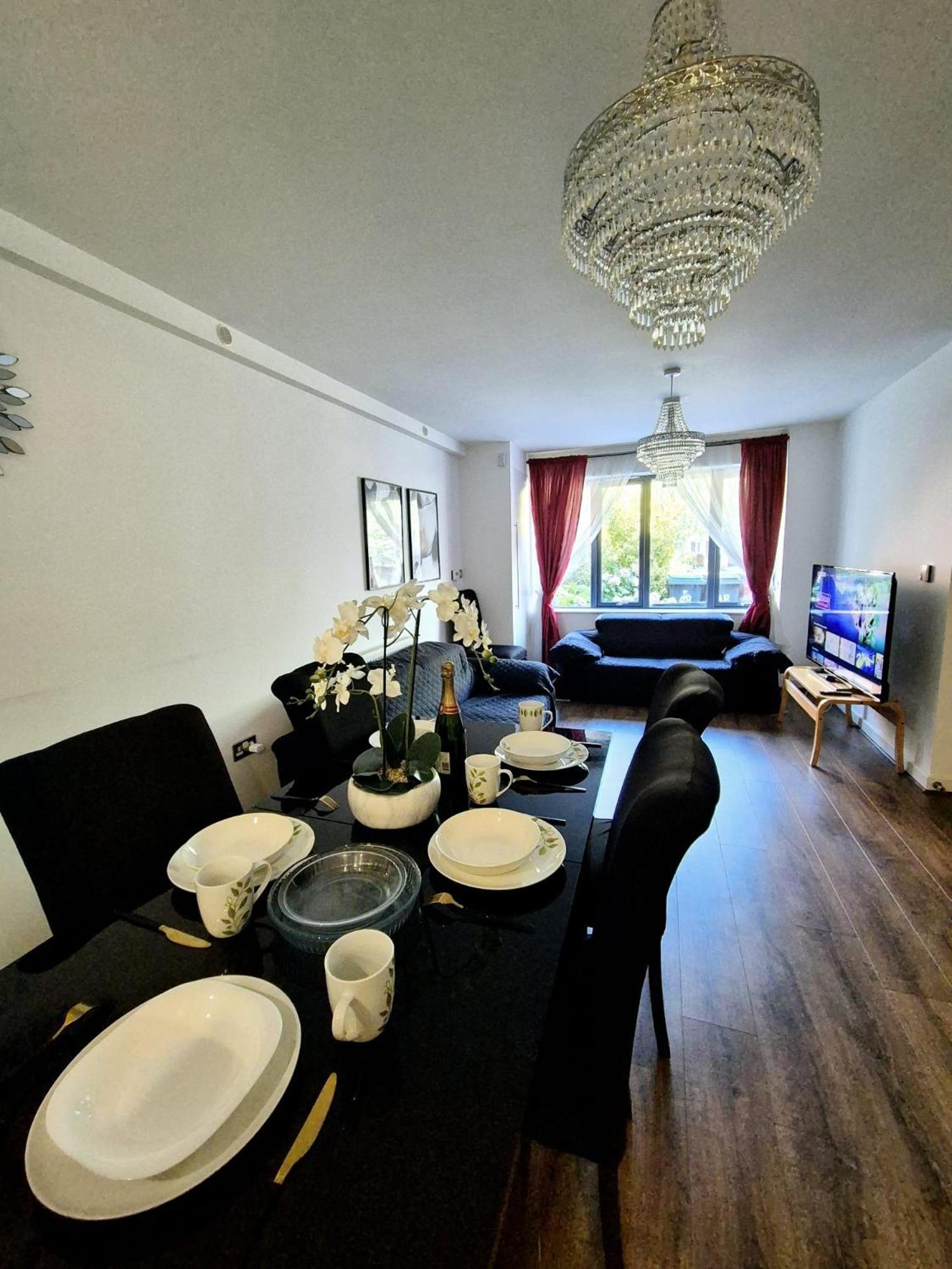 Explore London: 2 Bedroom House In Wood Green Екстериор снимка